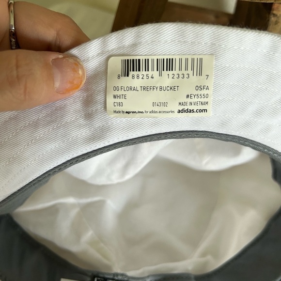 NWT ADIDAS FLORAL TREFOIL BUCKET HAT - Picture 7 of 7